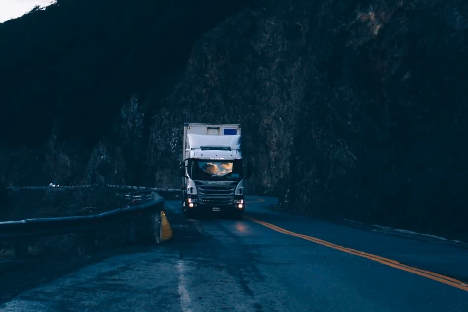 Lkw auf einer Landstraße