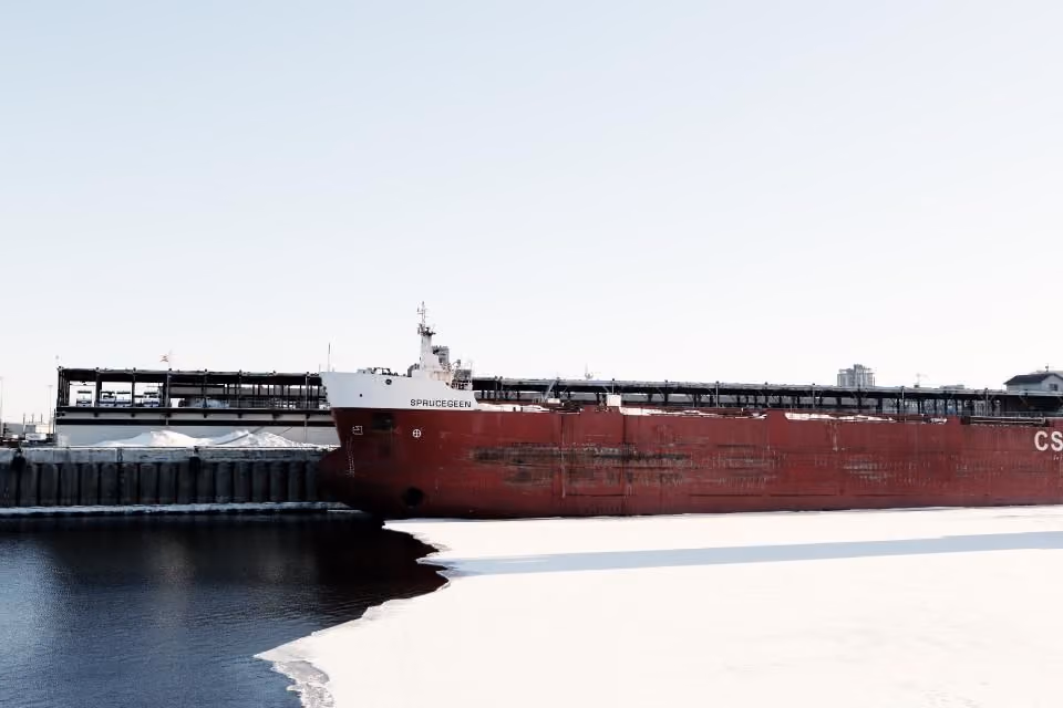 Rotes Frachtschiff an der Kaimauer