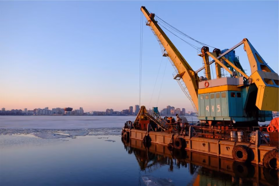 Hafenkran am Wasser in der Abendsonne